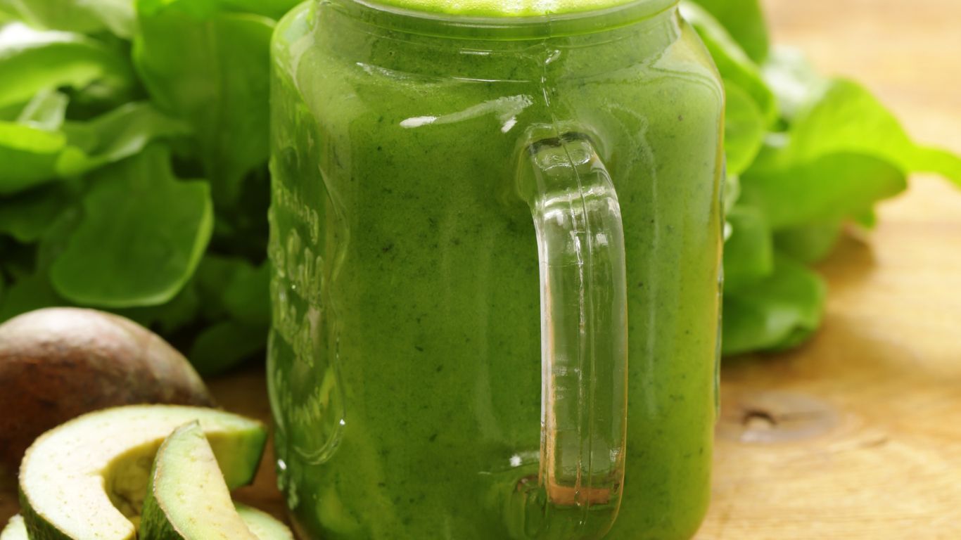 Cómo preparar un delicioso y saludable batido verde de Mango y Aguacate